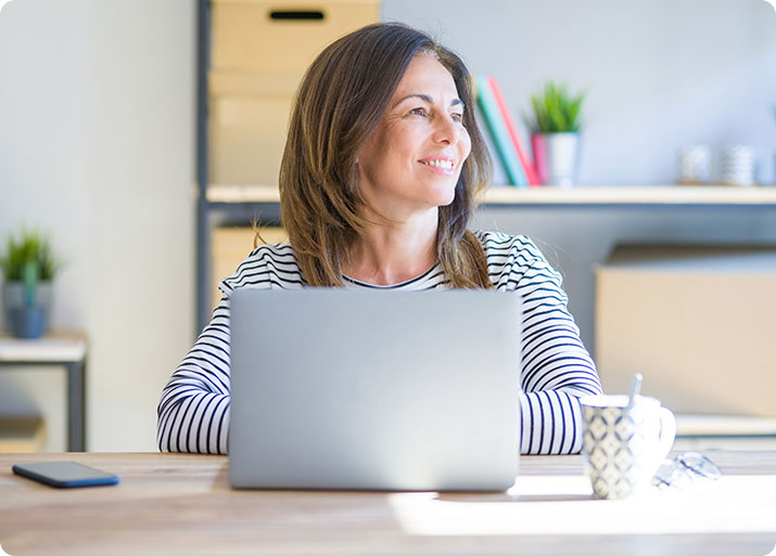imagen mujer con ordenador
