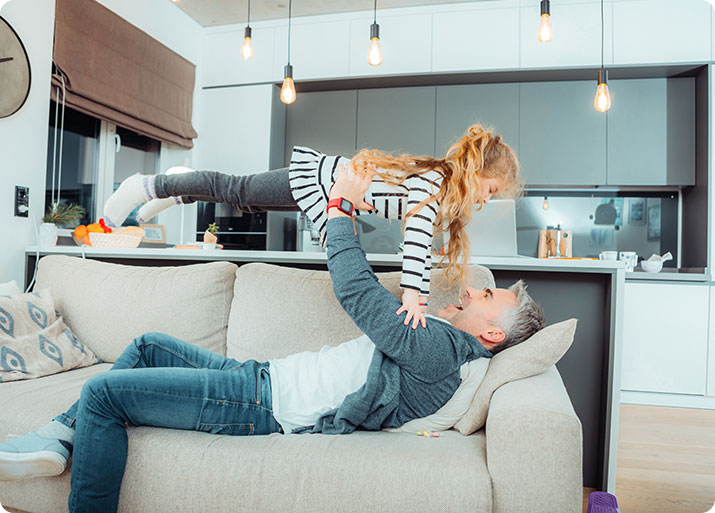 imagen padre e hija en el sofa