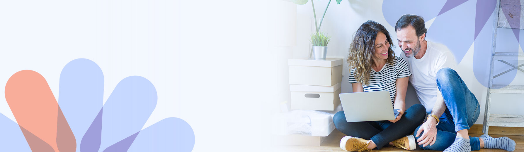 imagen pareja mirando el ordenador