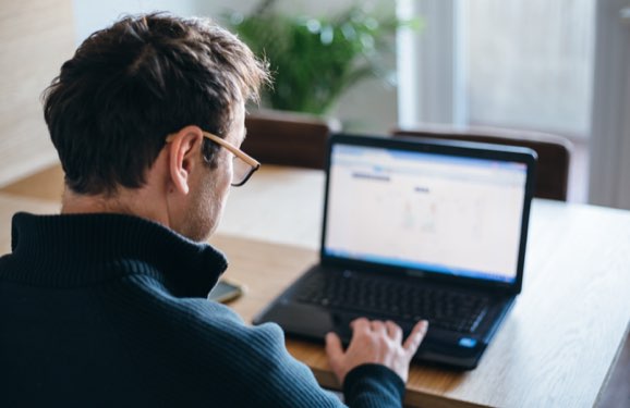 gestiones contrato en ordenador