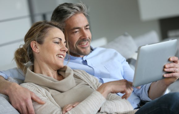 pareja consultando factura