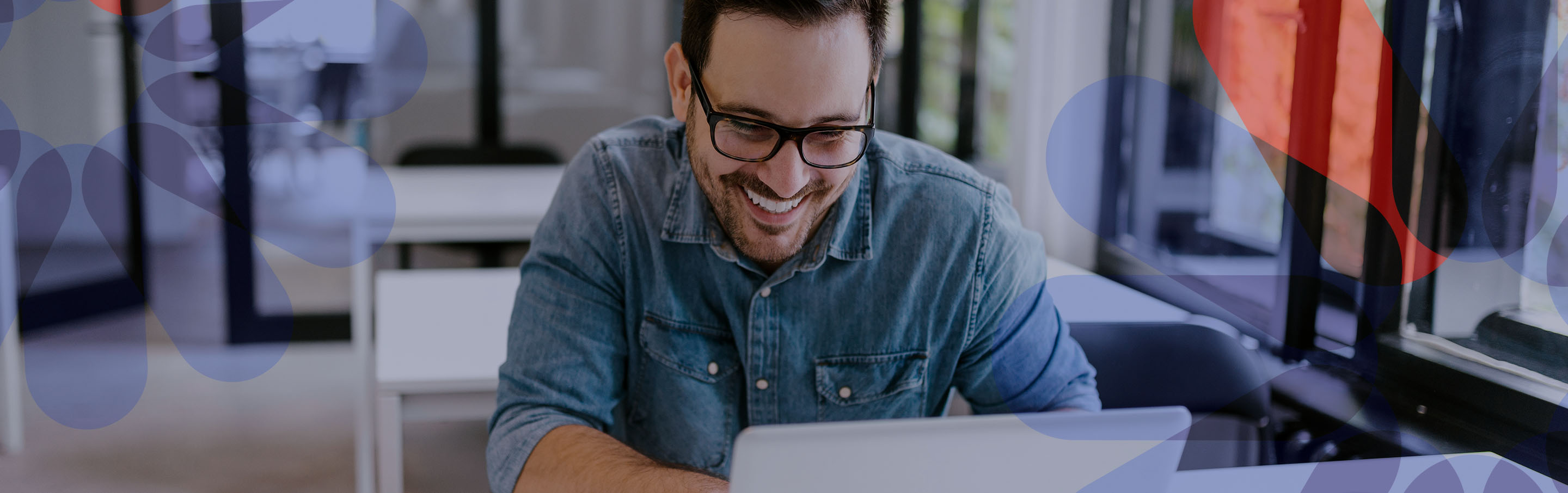 Señor delante de portatil sonrriendo - Club CHC Energía