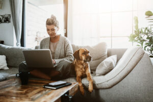 mujer trabajando con perro
